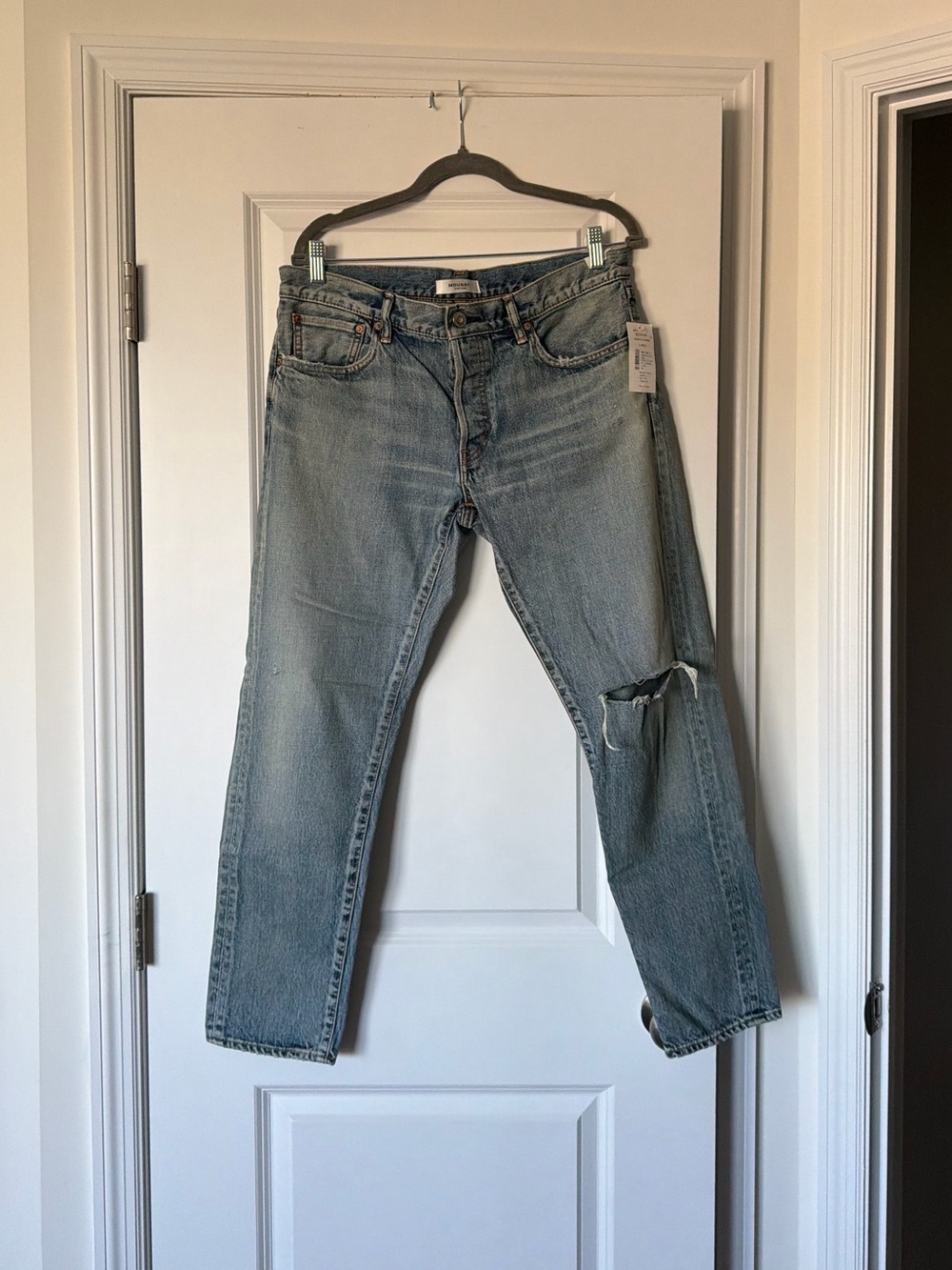 Moussy Vintage Light Wash Women's Crop Jeans with Distressed Knee